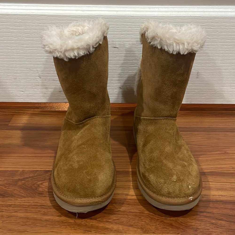 Kookaburra (by UGGS) Lightly worn
